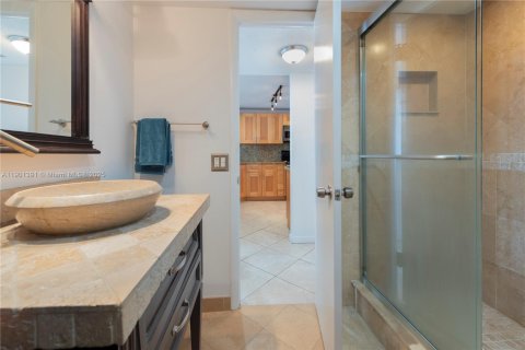 Condo in Hallandale Beach, Florida, 2 bedrooms  № 1951694 - photo 16