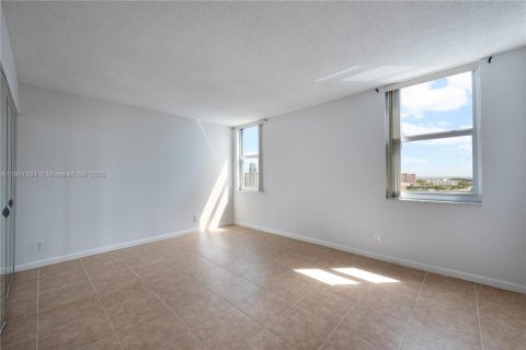 Condo in Hallandale Beach, Florida, 2 bedrooms  № 1951694 - photo 13