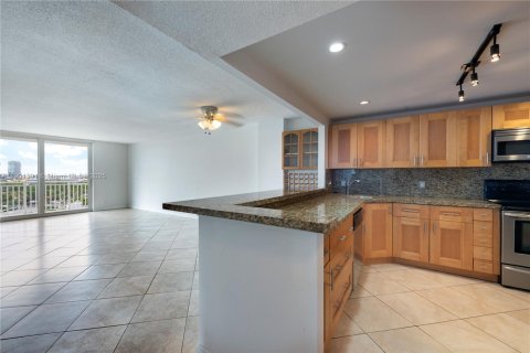 Condo in Hallandale Beach, Florida, 2 bedrooms  № 1951694 - photo 7
