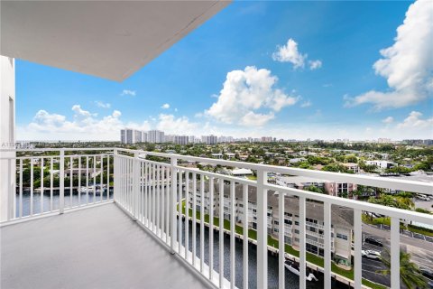 Condo in Hallandale Beach, Florida, 2 bedrooms  № 1951694 - photo 1