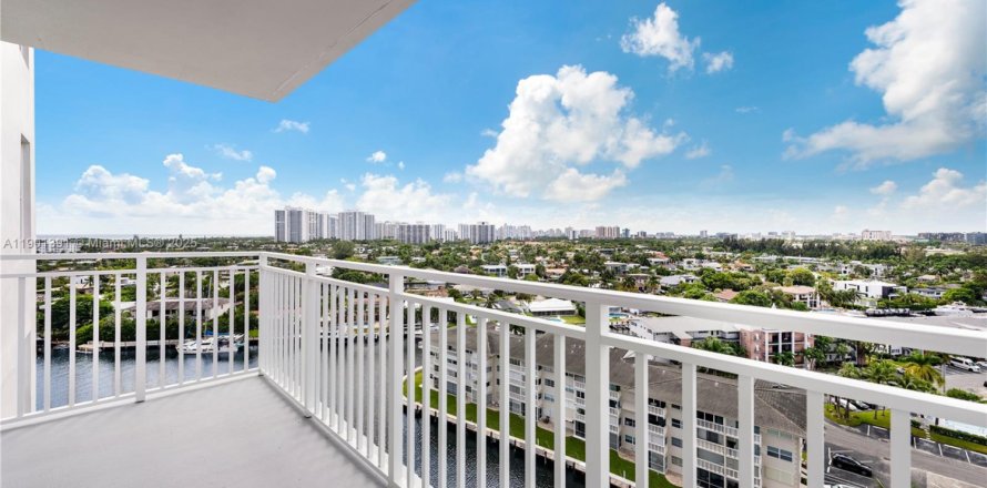Condo in Hallandale Beach, Florida, 2 bedrooms  № 1951694