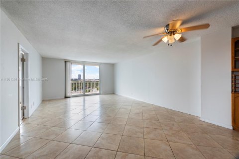 Condo in Hallandale Beach, Florida, 2 bedrooms  № 1951694 - photo 9