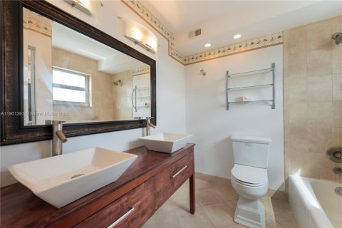 Condo in Hallandale Beach, Florida, 2 bedrooms  № 1951694 - photo 14