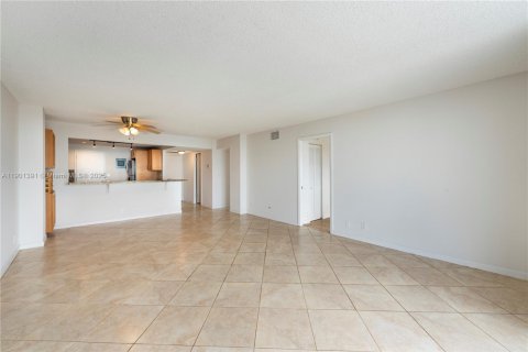 Condo in Hallandale Beach, Florida, 2 bedrooms  № 1951694 - photo 5