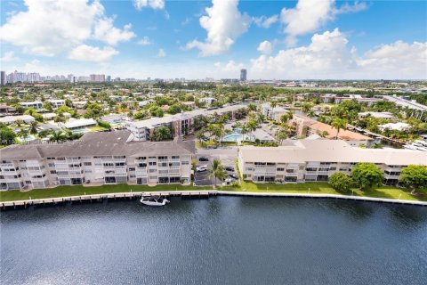 Condo in Hallandale Beach, Florida, 2 bedrooms  № 1951694 - photo 2
