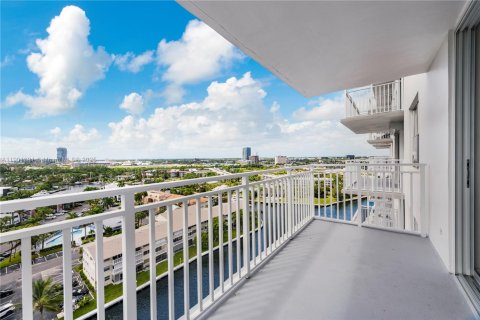 Condo in Hallandale Beach, Florida, 2 bedrooms  № 1951694 - photo 3