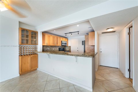 Condo in Hallandale Beach, Florida, 2 bedrooms  № 1951694 - photo 6
