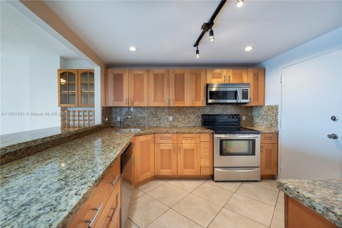 Condo in Hallandale Beach, Florida, 2 bedrooms  № 1951694 - photo 8