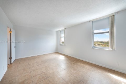 Condo in Hallandale Beach, Florida, 2 bedrooms  № 1951694 - photo 11