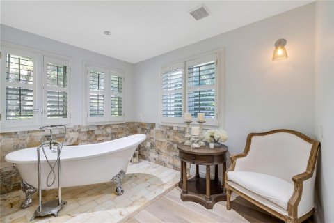 House in Coral Gables, Florida 5 bedrooms, 644.56 sq.m. № 1993090 - photo 12