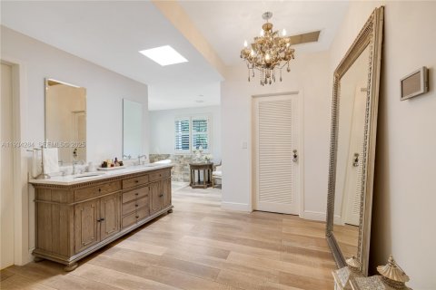 House in Coral Gables, Florida 5 bedrooms, 644.56 sq.m. № 1993090 - photo 11