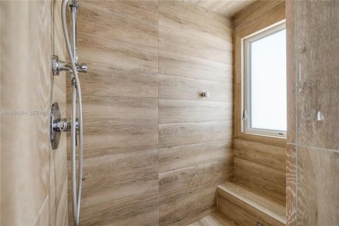 House in Coral Gables, Florida 5 bedrooms, 644.56 sq.m. № 1993090 - photo 10