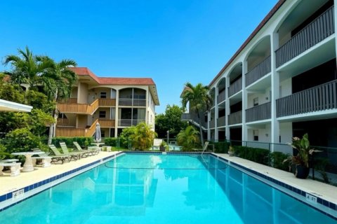 Condo in Pompano Beach, Florida, 2 bedrooms  № 2279306 - photo 2