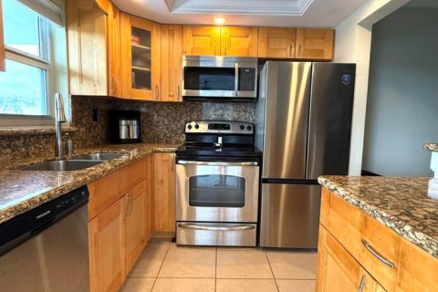 Condo in Pompano Beach, Florida, 2 bedrooms  № 2279306 - photo 4