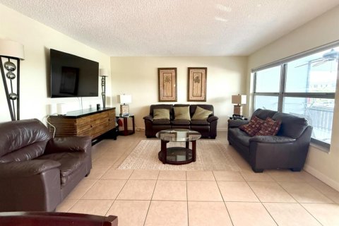 Condo in Pompano Beach, Florida, 2 bedrooms  № 2279306 - photo 8