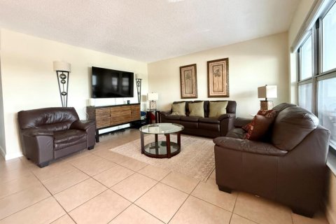 Condo in Pompano Beach, Florida, 2 bedrooms  № 2279306 - photo 7