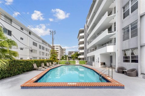 Condo in Bay Harbor Islands, Florida, 2 bedrooms № 1971728 - photo 15