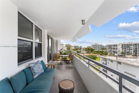 Condo in Bay Harbor Islands, Florida, 2 bedrooms № 1971728 - photo 14