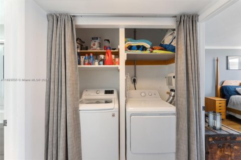 Condo in Bay Harbor Islands, Florida, 2 bedrooms № 1971728 - photo 10