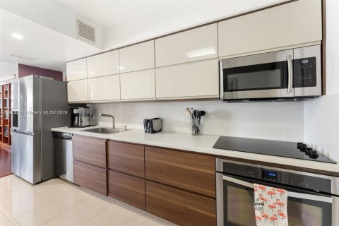 Condo in Bay Harbor Islands, Florida, 2 bedrooms № 1971728 - photo 5