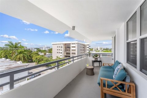 Condo in Bay Harbor Islands, Florida, 2 bedrooms № 1971728 - photo 19