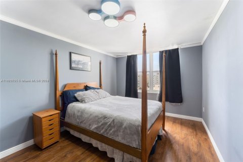 Condo in Bay Harbor Islands, Florida, 2 bedrooms № 1971728 - photo 11