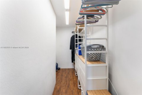 Condo in Bay Harbor Islands, Florida, 2 bedrooms № 1971728 - photo 12