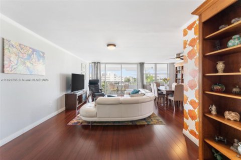 Condo in Bay Harbor Islands, Florida, 2 bedrooms № 1971728 - photo 4