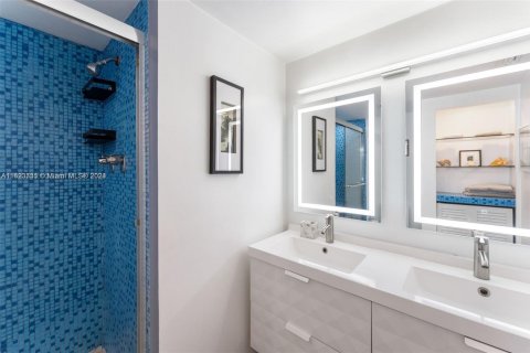 Condo in Bay Harbor Islands, Florida, 2 bedrooms № 1971728 - photo 13