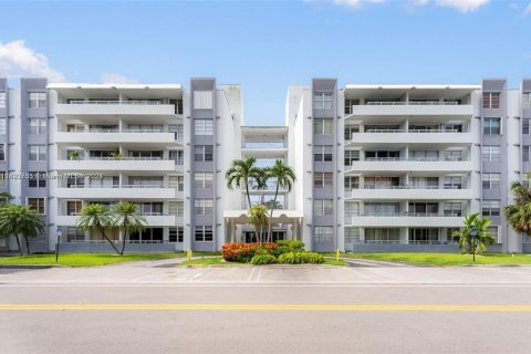 Condo in Bay Harbor Islands, Florida, 2 bedrooms № 1971728 - photo 16