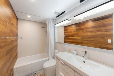 Condo in Bay Harbor Islands, Florida, 2 bedrooms № 1971728 - photo 9