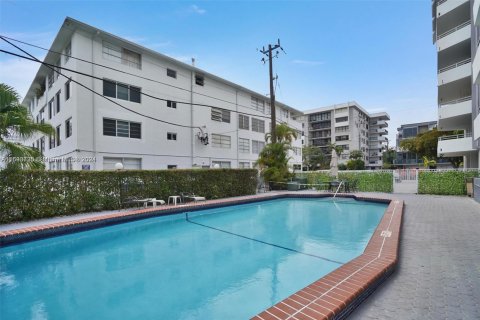 Condo in Bay Harbor Islands, Florida, 2 bedrooms № 1971728 - photo 17
