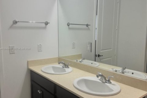 House in Hialeah, Florida 3 bedrooms, 188.13 sq.m. № 2053043 - photo 18