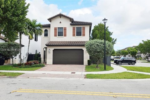 House in Hialeah, Florida 3 bedrooms, 188.13 sq.m. № 2053043 - photo 3