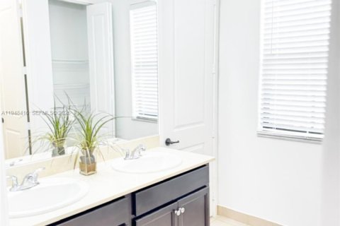 House in Hialeah, Florida 3 bedrooms, 188.13 sq.m. № 2053043 - photo 28