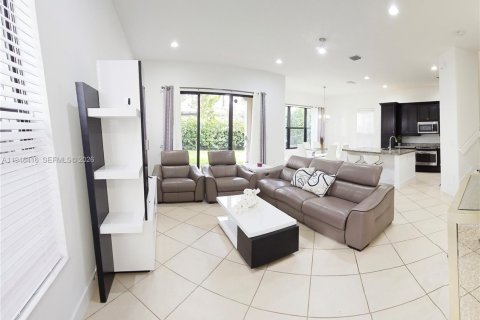 House in Hialeah, Florida 3 bedrooms, 188.13 sq.m. № 2053043 - photo 13