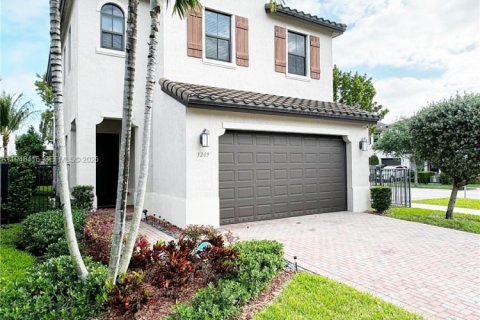 House in Hialeah, Florida 3 bedrooms, 188.13 sq.m. № 2053043 - photo 4