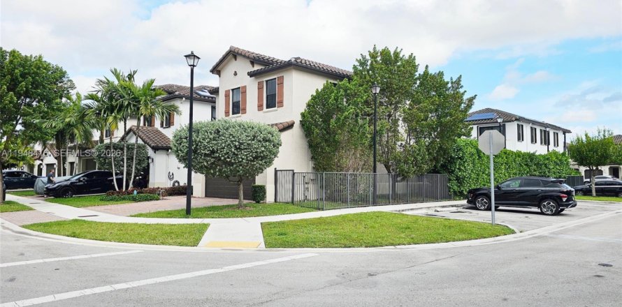 House in Hialeah, Florida 3 bedrooms, 188.13 sq.m. № 2053043