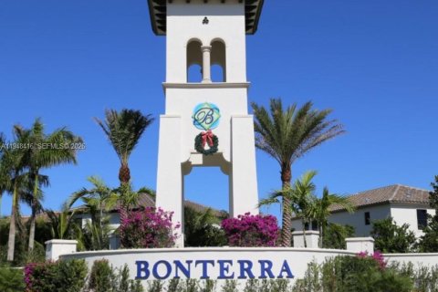 House in Hialeah, Florida 3 bedrooms, 188.13 sq.m. № 2053043 - photo 2