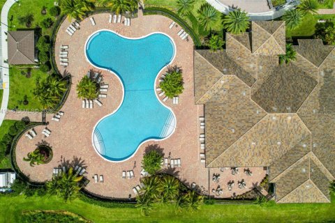 House in Hialeah, Florida 3 bedrooms, 188.13 sq.m. № 2053043 - photo 5