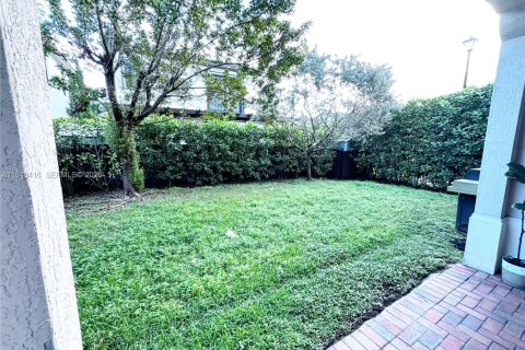 House in Hialeah, Florida 3 bedrooms, 188.13 sq.m. № 2053043 - photo 15