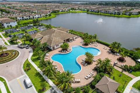 House in Hialeah, Florida 3 bedrooms, 188.13 sq.m. № 2053043 - photo 6