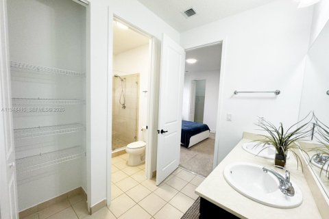 House in Hialeah, Florida 3 bedrooms, 188.13 sq.m. № 2053043 - photo 30