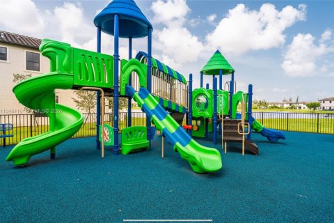 House in Hialeah, Florida 3 bedrooms, 188.13 sq.m. № 2053043 - photo 7