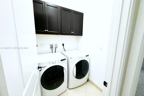 House in Hialeah, Florida 3 bedrooms, 188.13 sq.m. № 2053043 - photo 17