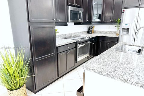 House in Hialeah, Florida 3 bedrooms, 188.13 sq.m. № 2053043 - photo 9