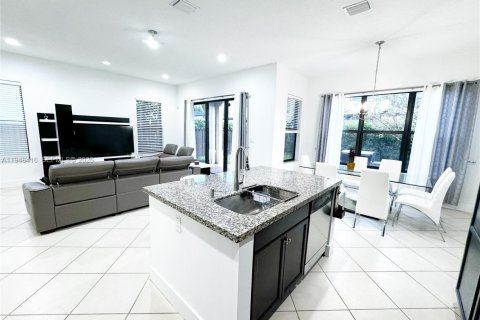 House in Hialeah, Florida 3 bedrooms, 188.13 sq.m. № 2053043 - photo 14