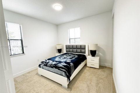 House in Hialeah, Florida 3 bedrooms, 188.13 sq.m. № 2053043 - photo 25