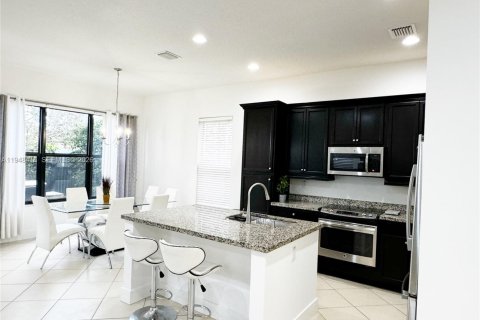 House in Hialeah, Florida 3 bedrooms, 188.13 sq.m. № 2053043 - photo 11