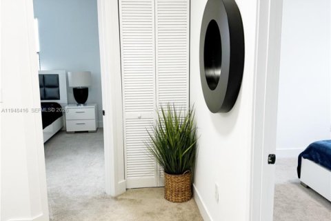 House in Hialeah, Florida 3 bedrooms, 188.13 sq.m. № 2053043 - photo 22